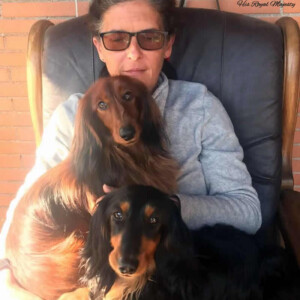 Mihaela Constantinescu in compagnia di Bassotto a pelo lungo nero focato e fulvo